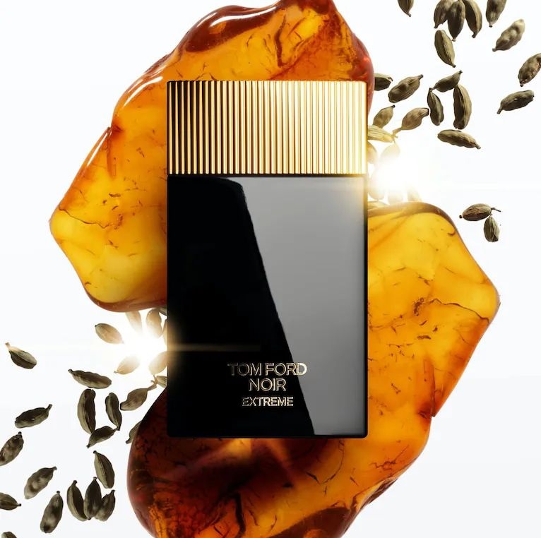 Мужчина держит в руках Tom Ford Noir Extreme.jpg Мужчина держит в руках Tom Ford Noir Extreme.jpg