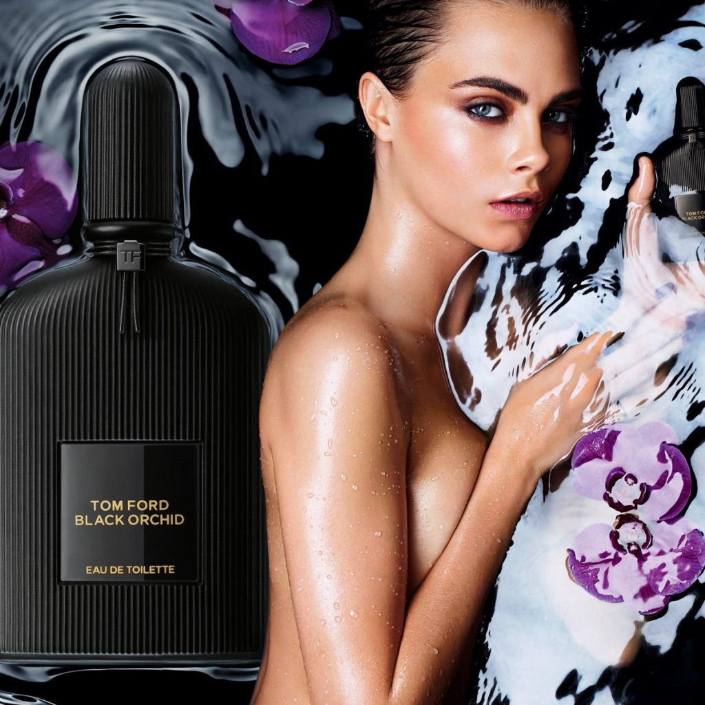 Девушка держит в руках Tom Ford Black Orchid.jpg