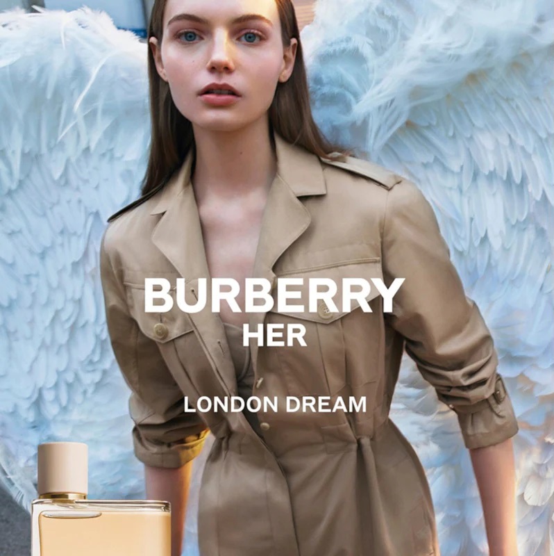 Девушка держит в руках Burberry Her.jpg