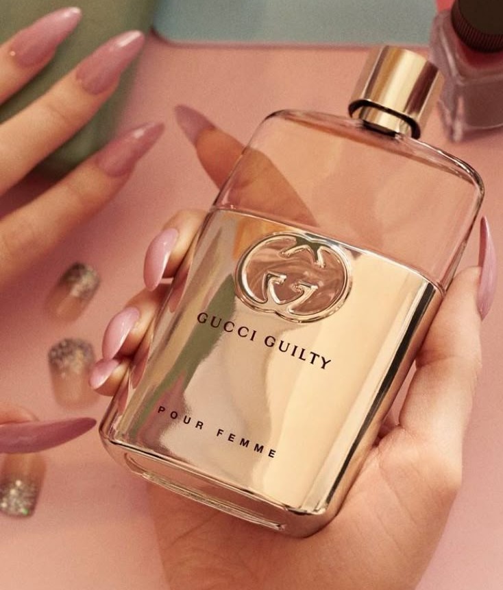 Gucci Guilty девушка держит в руках.jpg