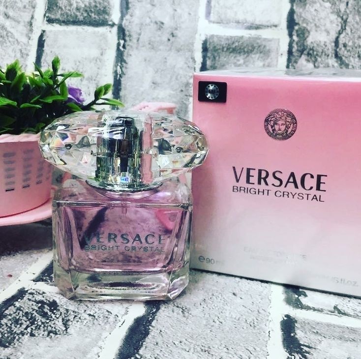 Versace Bright Crystal девушка держит в руках.jpg