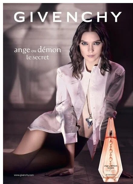 Девушка держит в руках Givenchy Ange ou Demon Le Secret.jpg