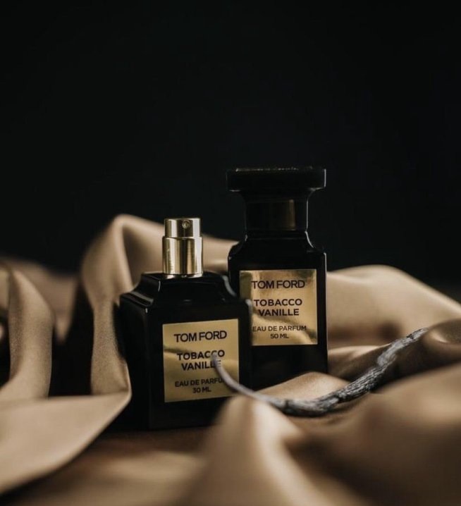 Девушка держит в руках Tom Ford Tobacco Vanille.jpg