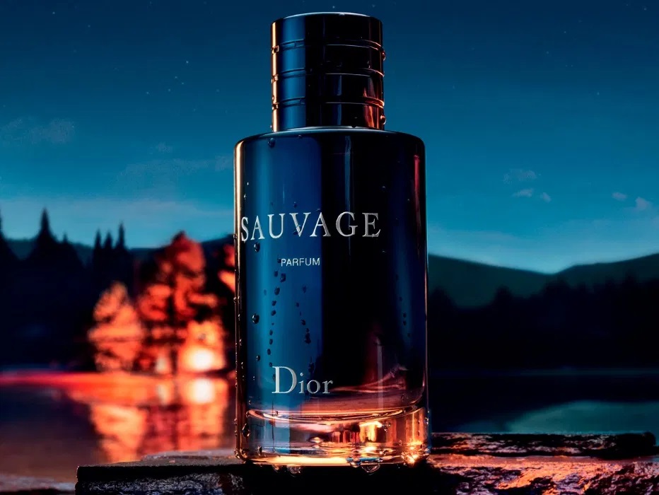 Dior Sauvage мужчина держит в руках.jpg Dior Sauvage мужчина держит в руках.jpg