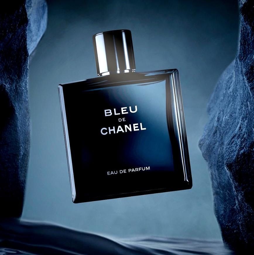 Chanel Bleu de Chanel мужчина держит в руках.jpg Chanel Bleu de Chanel мужчина держит в руках.jpg