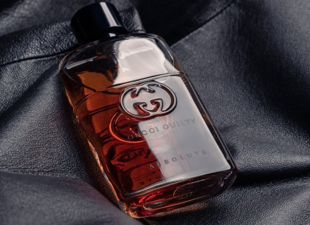 Мужчина держит в руках Gucci Guilty Absolute.jpg Мужчина держит в руках Gucci Guilty Absolute.jpg