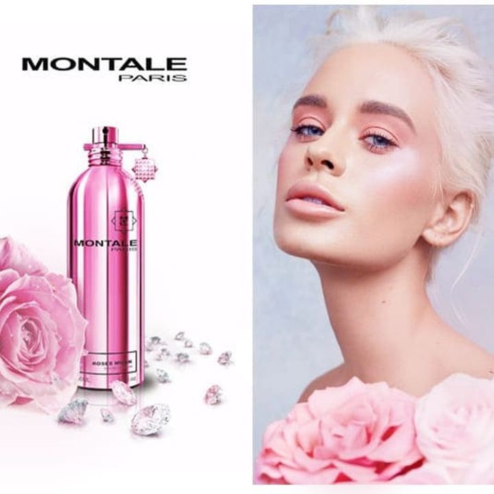 Девушка держит в руках Montale Roses Musk.jpg