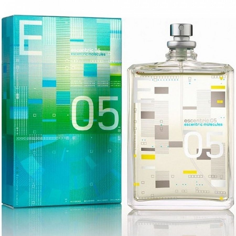 Мужчина держит в руках ESCENTRIC MOLECULES ESCENTRIC 05.jpg Мужчина держит в руках ESCENTRIC MOLECULES ESCENTRIC 05.jpg