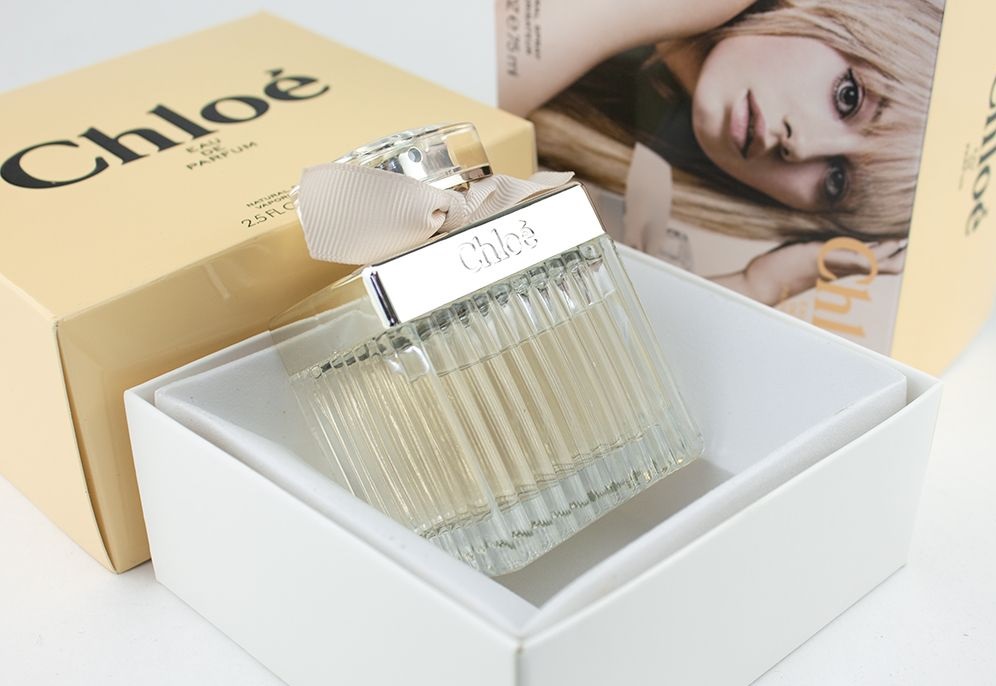 Девушка держит в руках Chloe Eau de Parfum.jpg