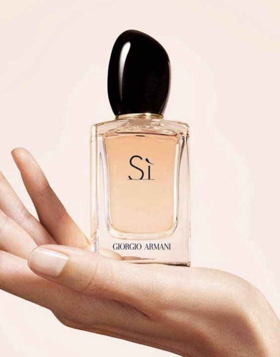 Девушка держит в руках Giorgio Armani Si.jpg