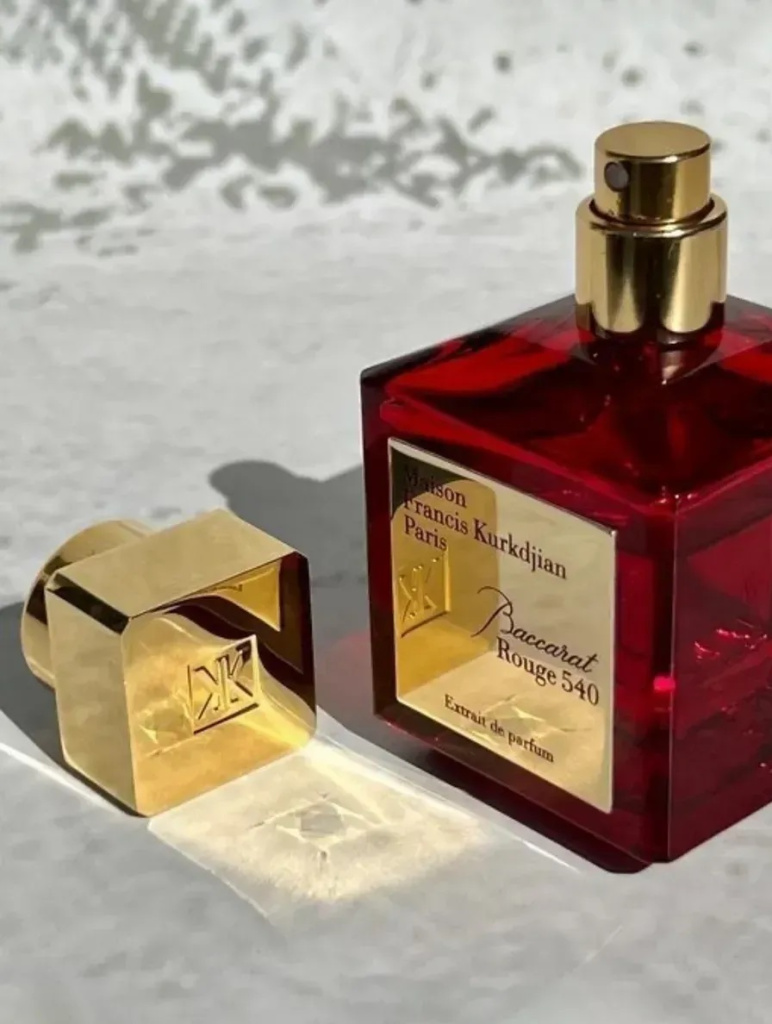 Мужчина держит в руках Maison Francis Kurkdjian Baccarat Rouge 540 Extrait De Parfum.jpg Мужчина держит в руках Maison Francis Kurkdjian Baccarat Rouge 540 Extrait De Parfum.jpg