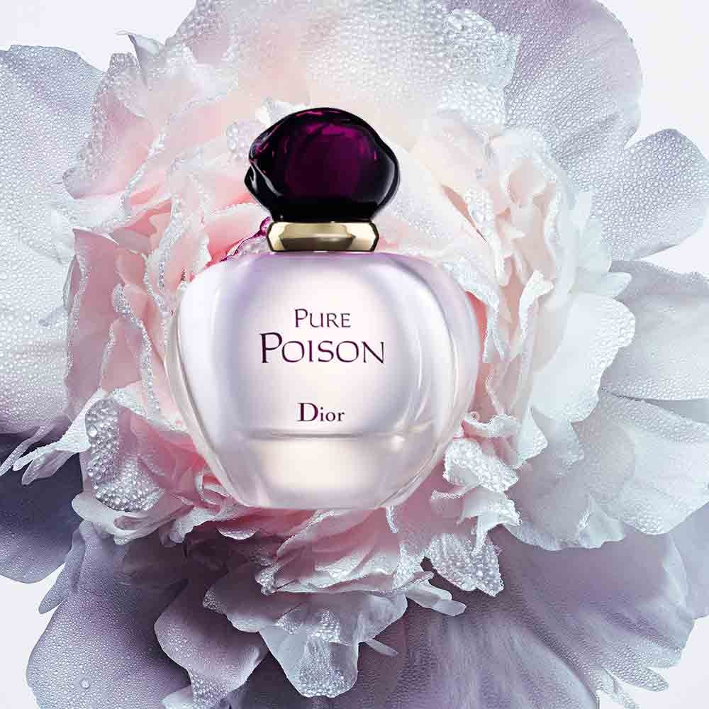 Christian Dior Pure Poison девушка держит в руках.jpg